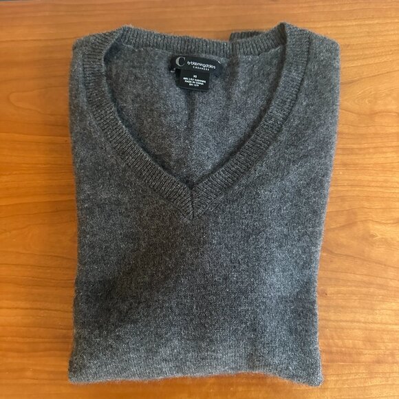 C by Bloomingdale's grey v-neck 2-ply cashmere sweater. Good condition. Size XS. - Picture 1 of 6